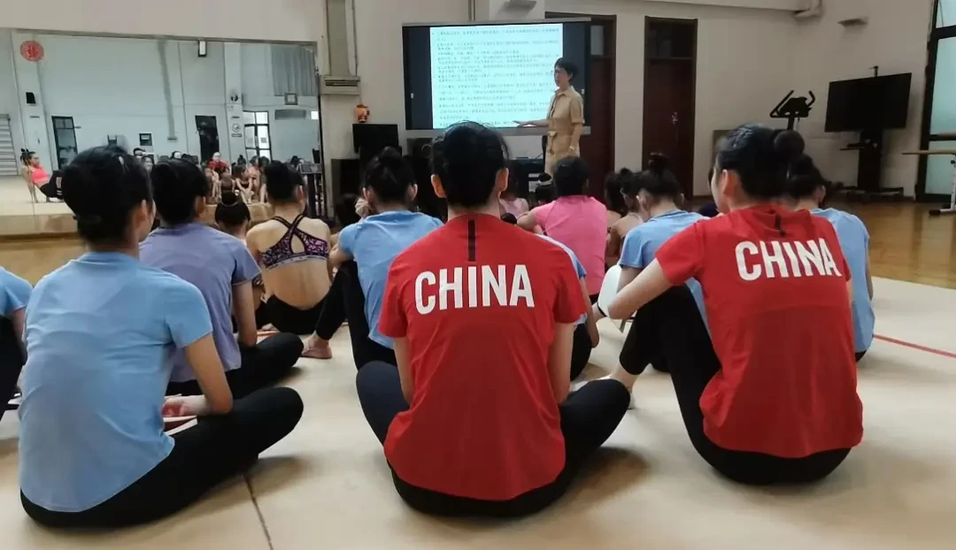 如何在篮球冬令营中加强体能训练?_1